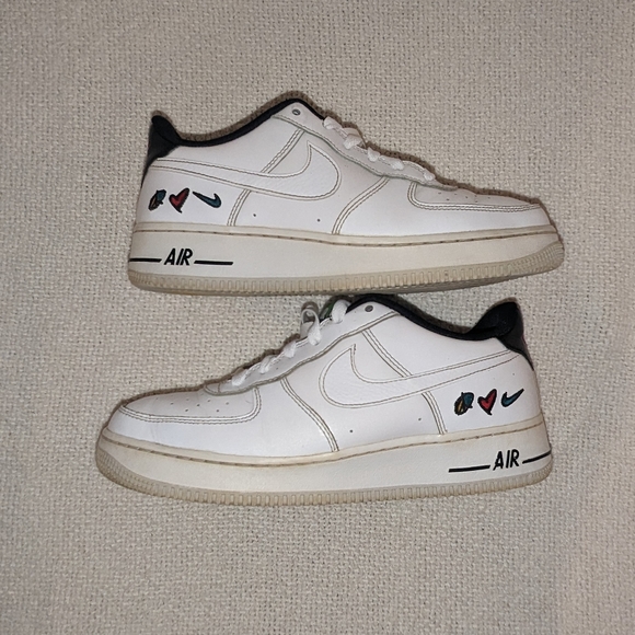 RARE Nike Air Force 1  Peace Love Swoosh Low - White Leather Sneakers Size 7Y - Picture 2 of 10